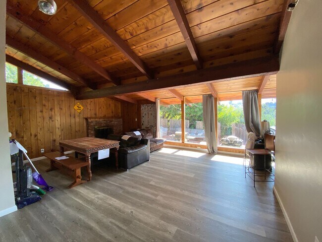 Building Photo - 7BD/4BA, Great Backyard!