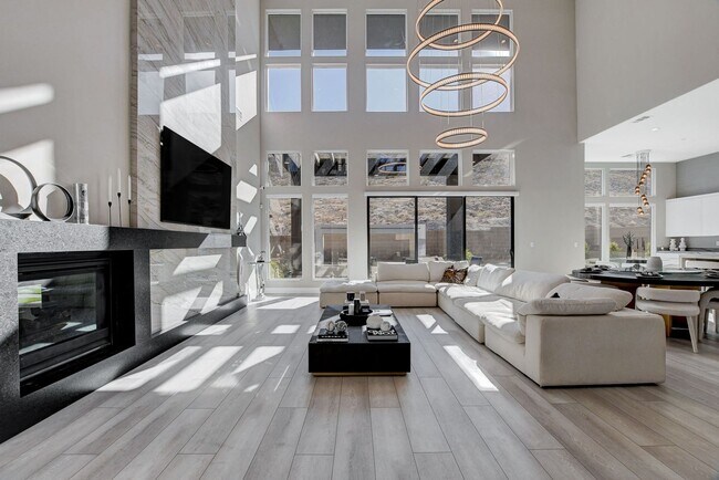 Building Photo - Mesa Ridge Luxury Oasis Feathertop