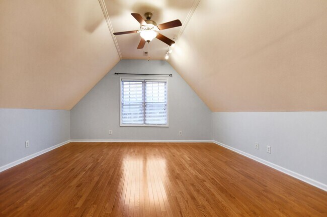 Building Photo - Pet Friendly Three Bedroom with Bonus!