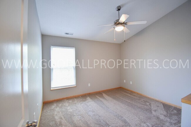 Building Photo - 2 Bedroom, 2.5 bath townhome in Urbandale ...