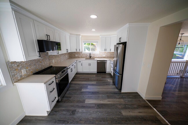 Building Photo - 4685 Riverview Ave