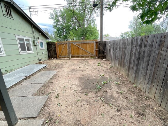 Building Photo - 1 Bedroom Home Available Near W Pikes Peak...