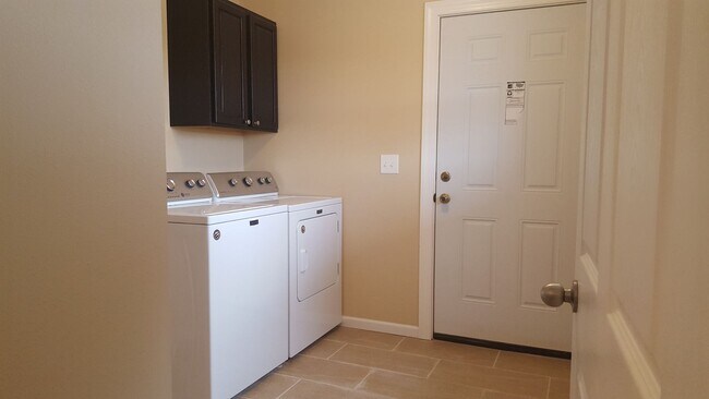 Building Photo - 2 Bedroom Duplex