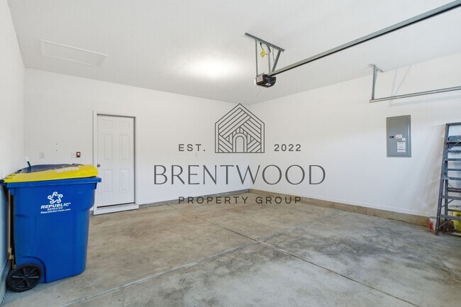 Building Photo - 3 Bed/3 Bath Home with Sunroom in Miller’s Walk – Noblesville