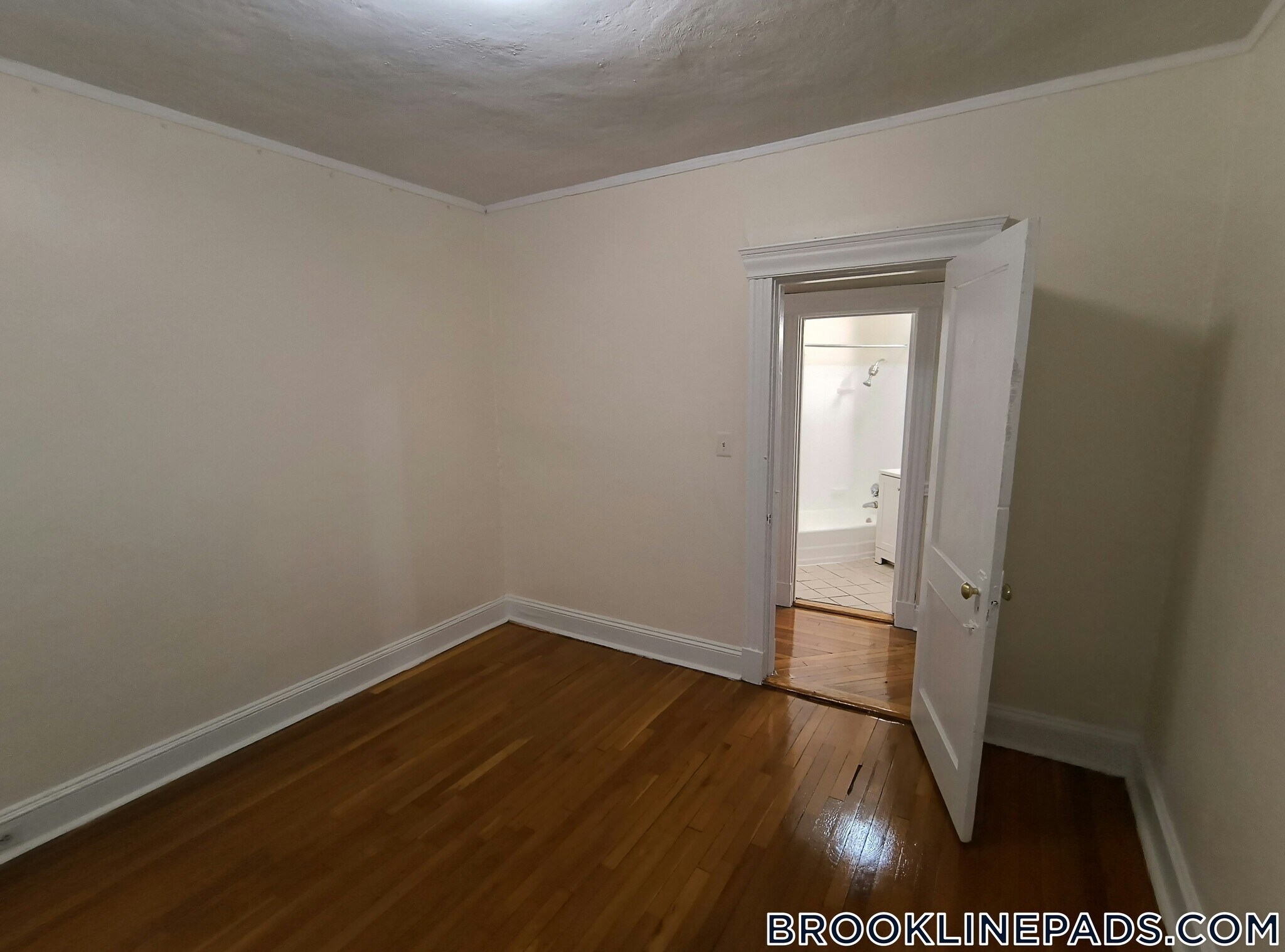 Building Photo - 352 Riverway