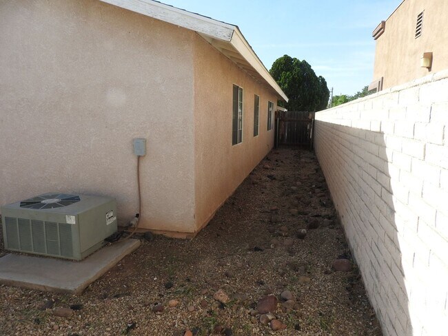 Building Photo - 3+2 Stylish, Move-In Ready Home with New Flooring and Fresh Interior