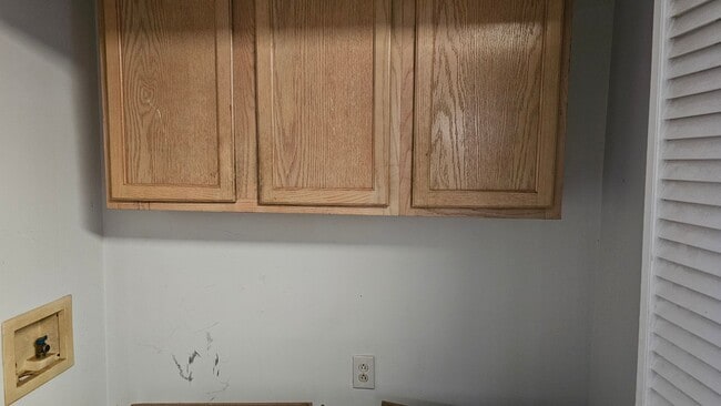 Building Photo - 1+Acre in the country! 2 bed/1.5 Bth- NO C...