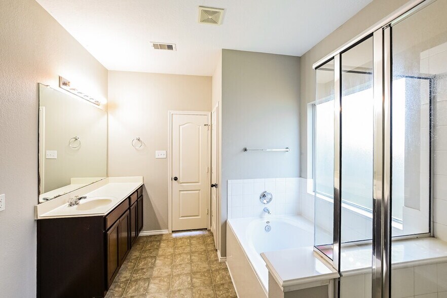 Building Photo - 7615 Shavano Ln