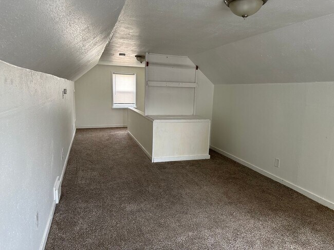 Building Photo - 3 Bed 1 Bath Shadle Park Home - Large Garage
