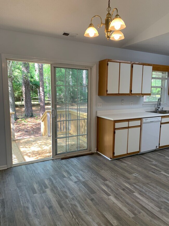 Building Photo - 211 Friendly Ln