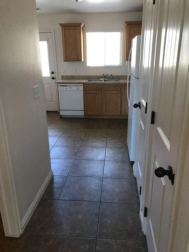 Building Photo - Cozy 2 bedroom Duplex Home