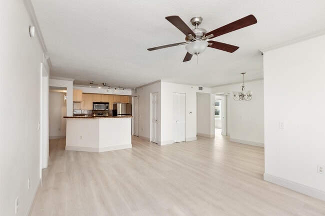 Building Photo - 810 Villa Cir