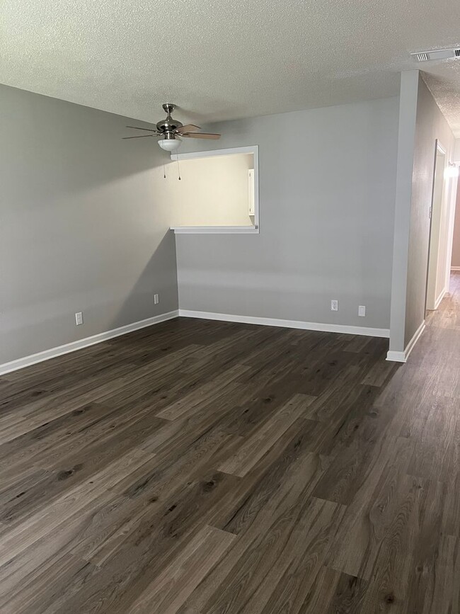 Building Photo - Remodeled Apartment 2 Bed / 1 Bath