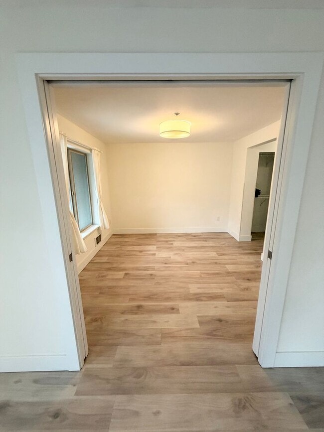 Building Photo - 1550 Eastlake Ave E