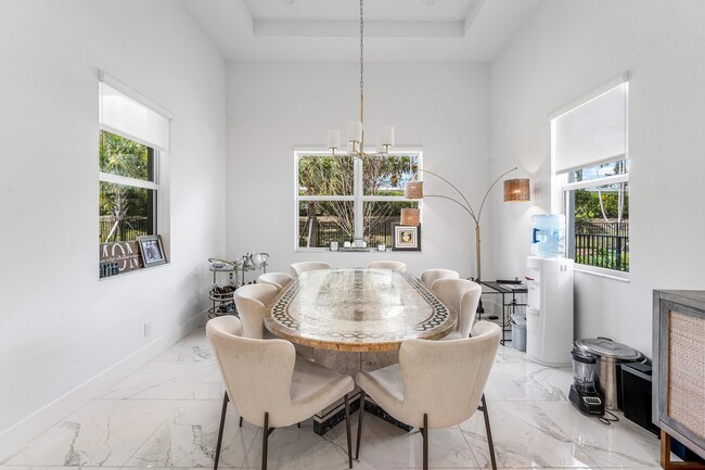 Building Photo - 9256 Crestview Cir