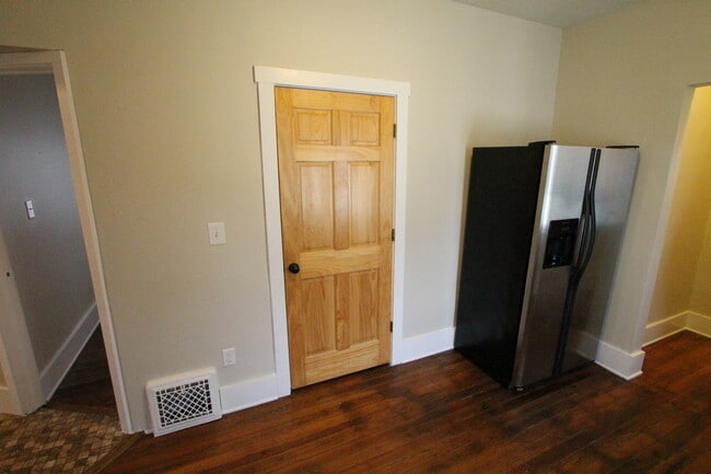 Building Photo - Right Size and a Great Location! Two bedro...