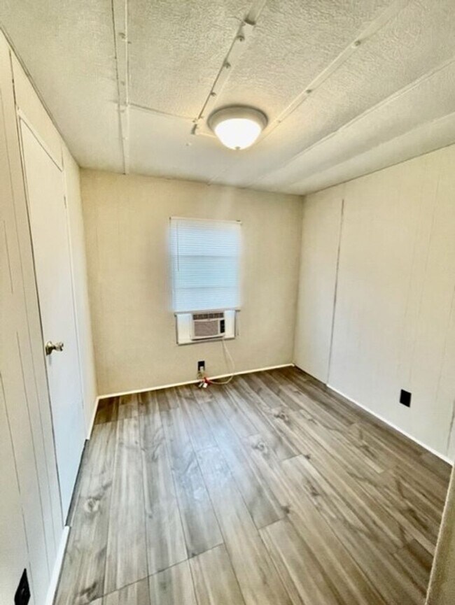 Building Photo - Must see this adorable 3 bedroom 1.5 bath ...