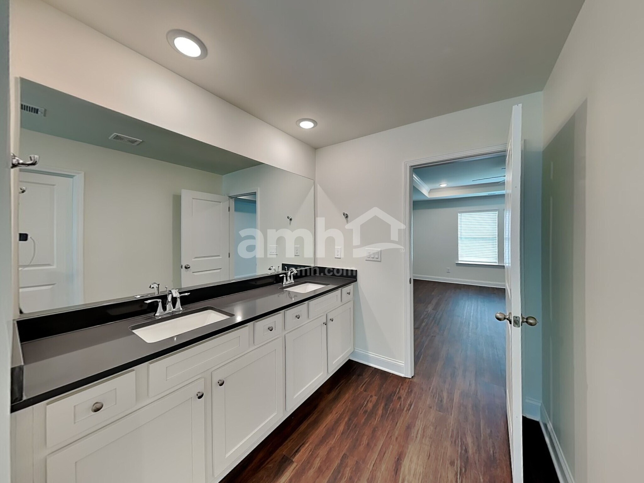 Building Photo - 303 Pecan Dr