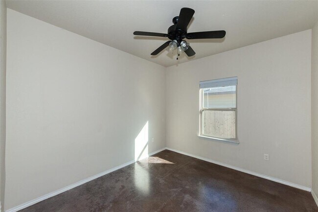 Building Photo - 245 Joanne Lp