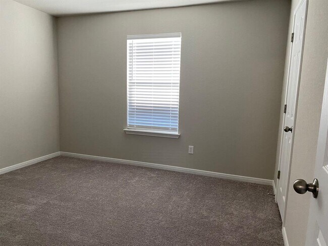 Building Photo - 3201 College Park Dr