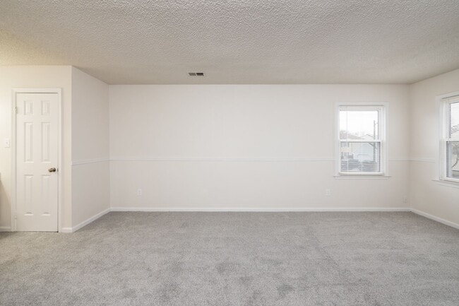 Building Photo - Newly Renovated 3 Bedrooms 2.5 Bathroom Home