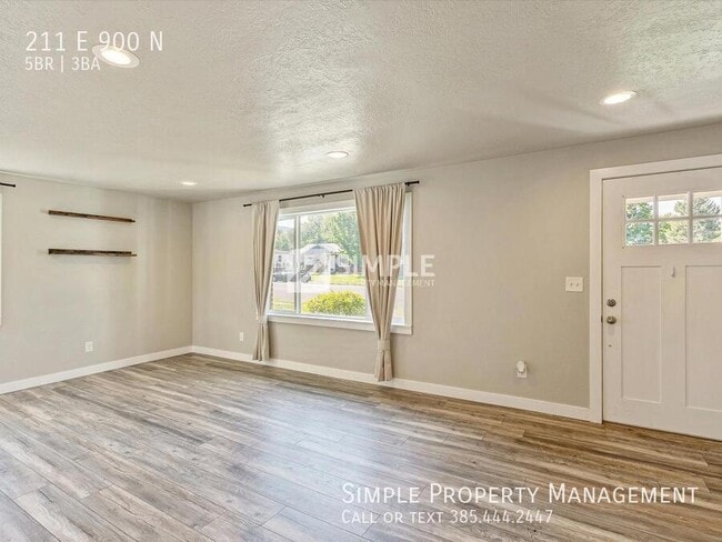 Building Photo - 211 900 N