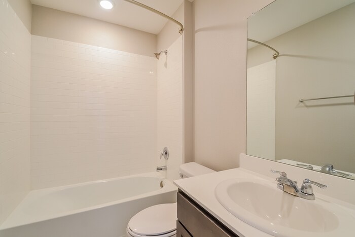 Building Photo - 904 Silver Maple Ln