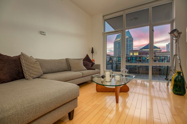 Building Photo - Furnished condo in the heart of San Diego ...