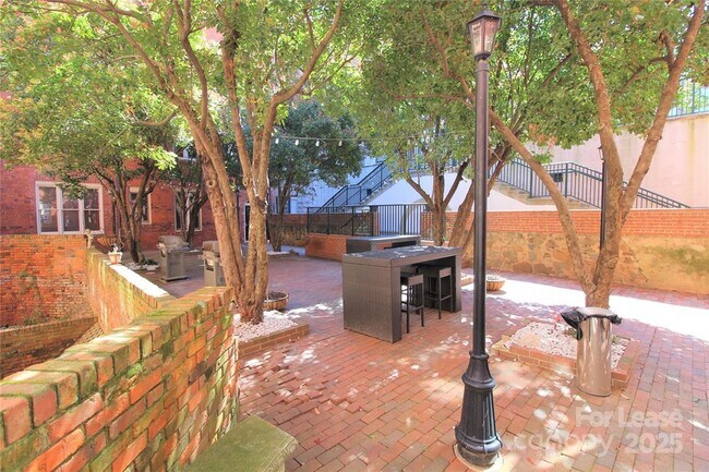 Building Photo - 229 N Poplar St