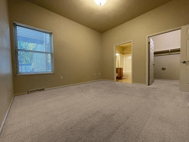 Building Photo - 323 W Main St