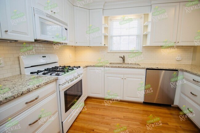 Building Photo - Charming Shandon Corner Lot Home – Hardwood Floors, Fenced Yard + $500 Off 2nd Month!