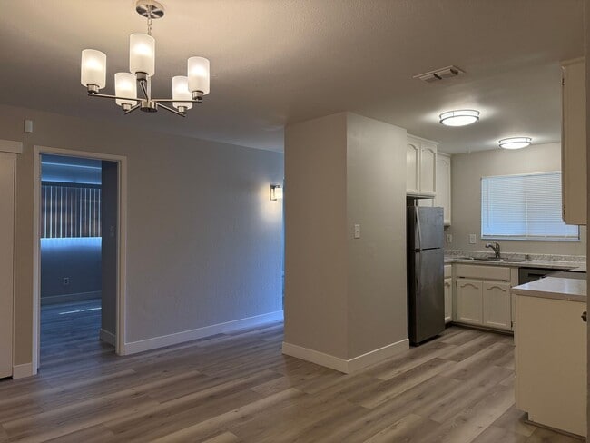 Building Photo - Beautiful and renovated 4 Bed 2 Bath in Sacramento!