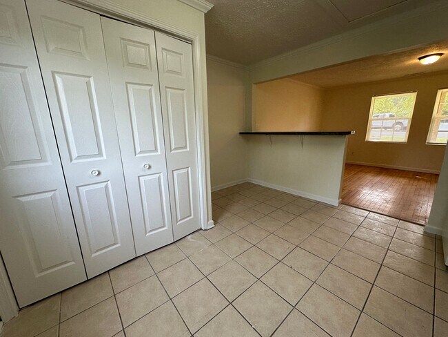 Building Photo - Stunning Original Hardwoods & Seamless Single-Level Living in Oak Ridge!
