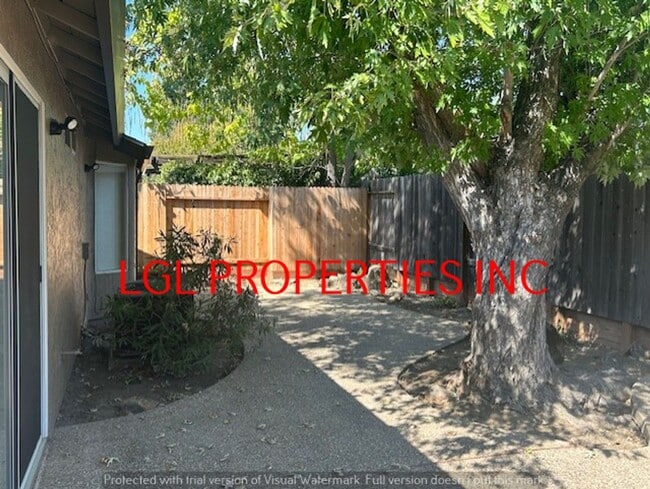 Building Photo - Very Nice Roseville 3 Bedroom 2 Bath Home