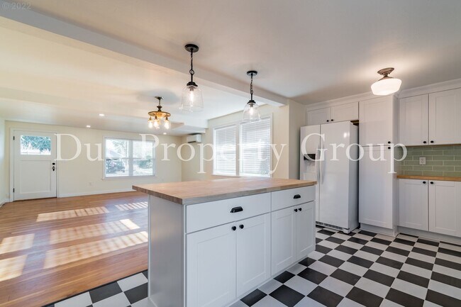 Building Photo - 8th Street