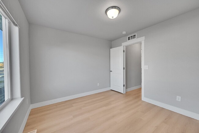 Building Photo - $2,650.00, 5-bed, 3-bed ranch-style home located in Colorado Springs with a large back yard.