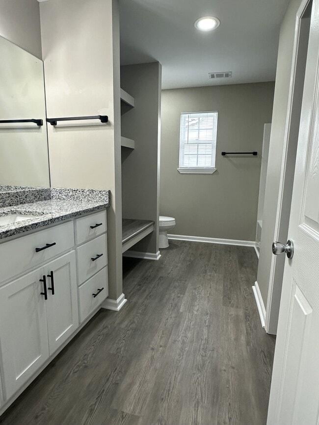 Building Photo - 609 40 th St E