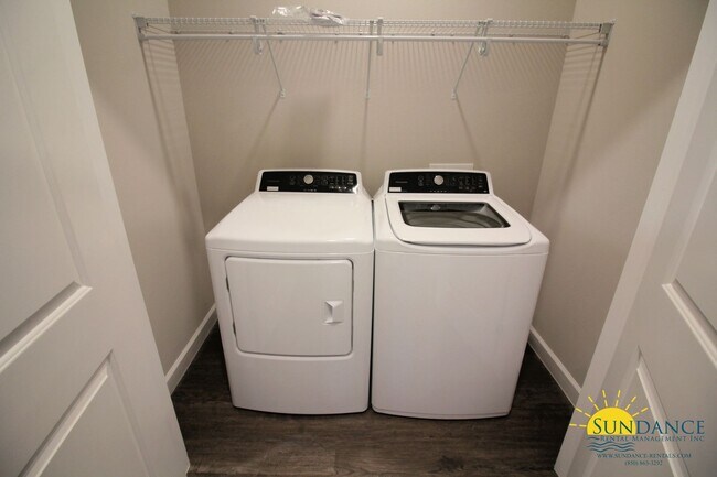 Building Photo - Custom Fort Walton Beach Townhouse in Gated Community!