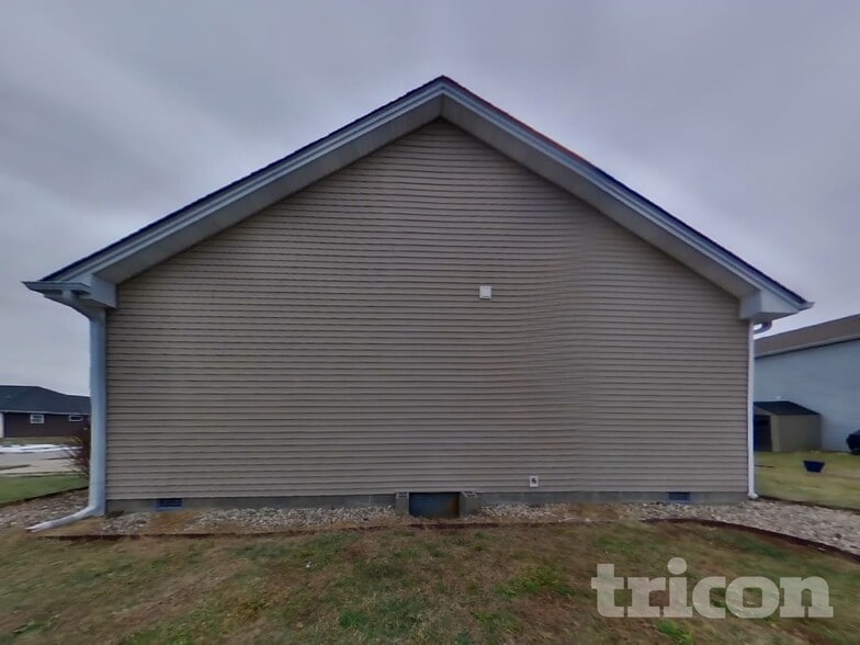 Building Photo - 4687 Bayview Dr