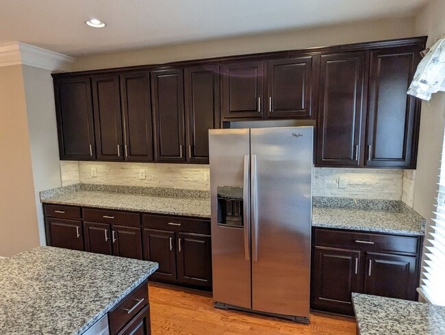 Building Photo - Gorgeous 3 level townhouse in North Potoma...