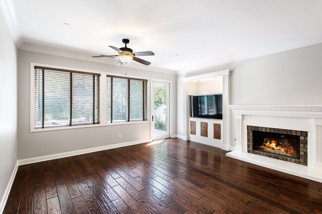 Building Photo - Beautiful 5 bedroom/ 3 Bath Miraleste home...
