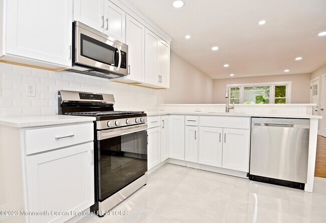 Building Photo - 57 Golden Glow Circus