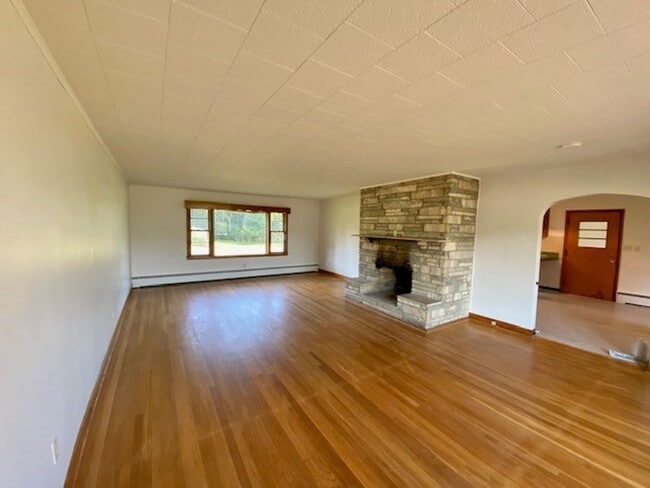 Building Photo - Large 3 Bedroom on Two Acres!