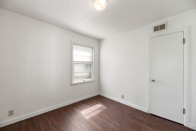 Building Photo - 2 Weeks FREE RENT! Charming 3 Bed 1 Bath In Quiet Neighborhood