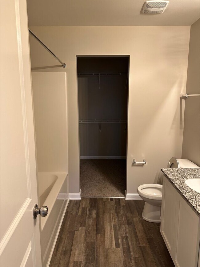 Building Photo - Beautiful 3-bedroom, 2.5-bath home in Greensboro