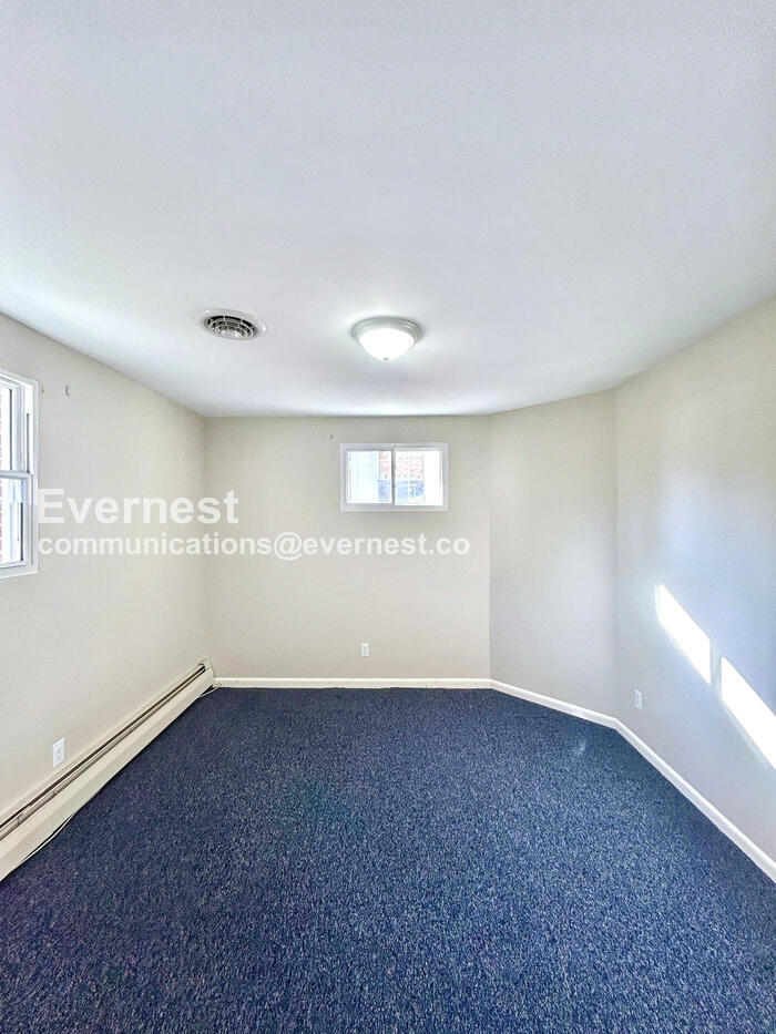 Building Photo - 2116 Oakwood Ln