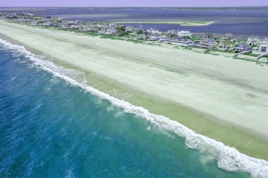 Building Photo - 687 Dune Rd