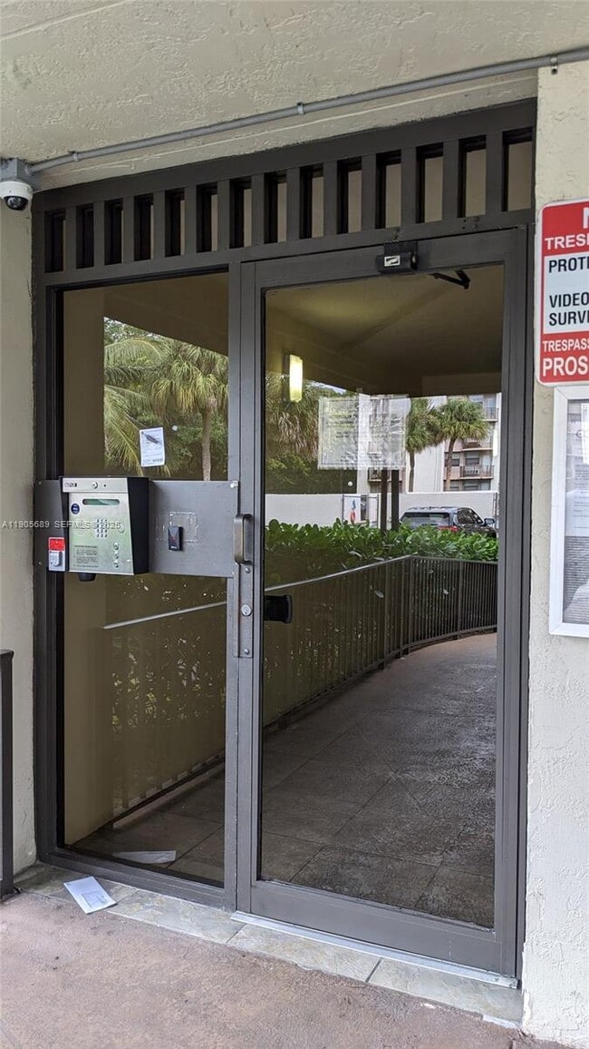 Building Photo - 2701 Riverside Dr