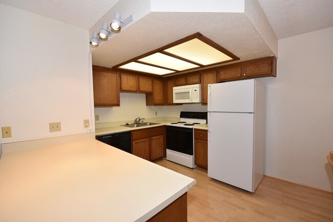 Building Photo - Cozy 2-Bedroom Condo at The Lakes – 2nd Fl...