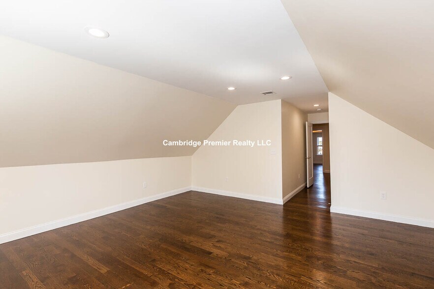 Building Photo - 745 Fellsway